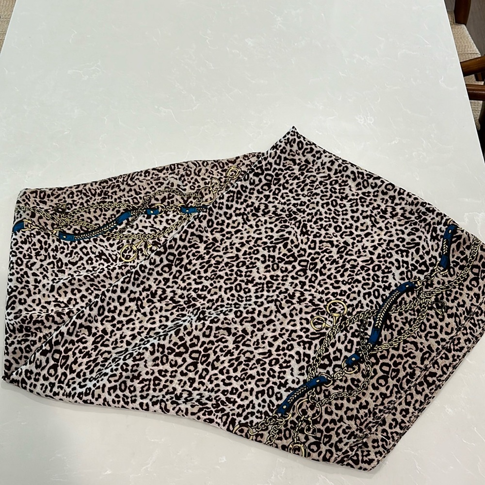 Large leopard scarf. 70% Viscose 30% Silk